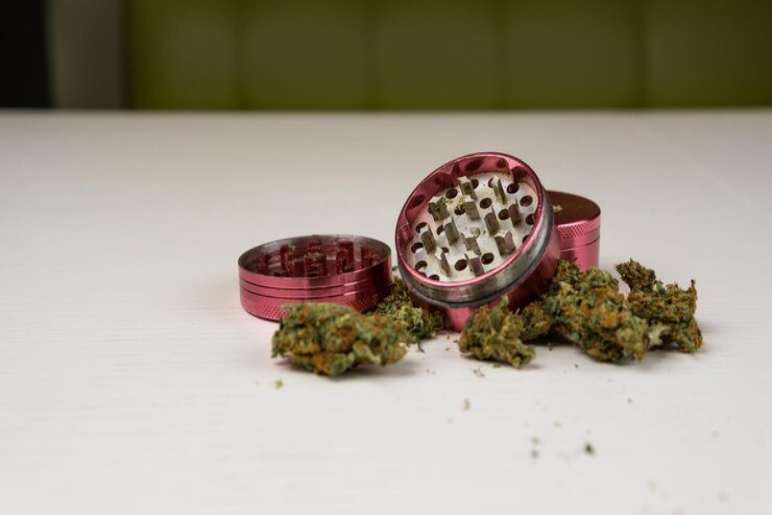 How to Use a Weed Grinder